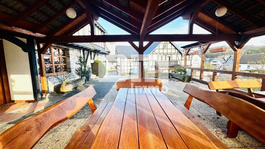 Hochwertiges effizientes Restaurant, Bar und große Wohnung mit Ausbaupotential und Terrasse - Überdachter Terrassenbereich